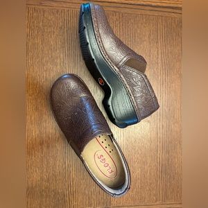 Klogs women’s brown leather floral texture slip on comfort clogs shoe size 6.5